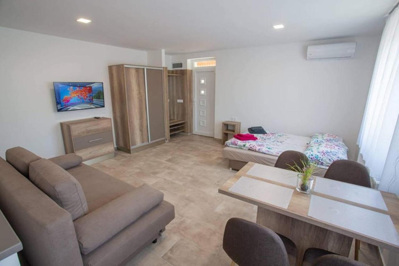Mona Apartman Sarvar Exterior photo